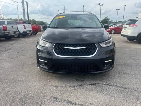 Used 2022 Chrysler Pacifica Touring-L FWD image 2