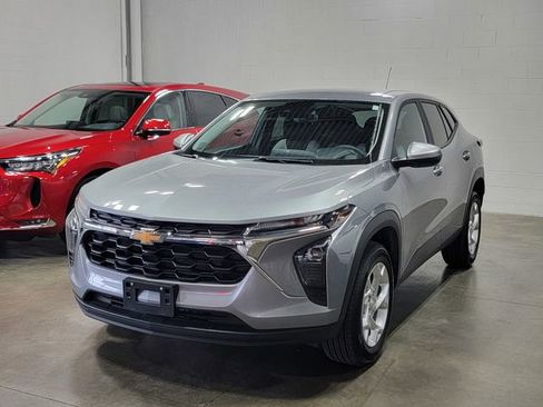 Certified 2025 Chevrolet Trax LS w/ LS Convenience Package FWD image 2