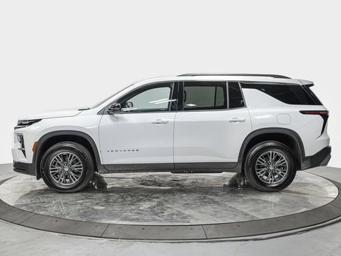 Used 2025 Chevrolet Traverse LT FWD image 2