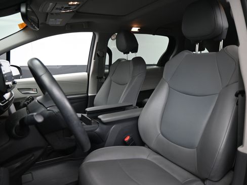 Certified 2021 Toyota Sienna XLE image 18