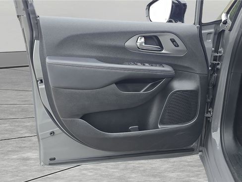 Used 2025 Chrysler Pacifica Select FWD image 12