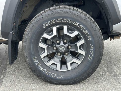 Used 2018 Toyota Tacoma SR image 9