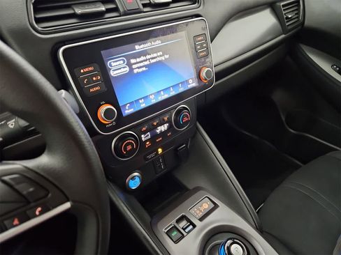 Used 2022 Nissan Leaf S image 27