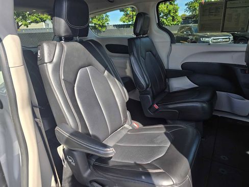 Used 2024 Chrysler Pacifica Touring-L FWD image 13
