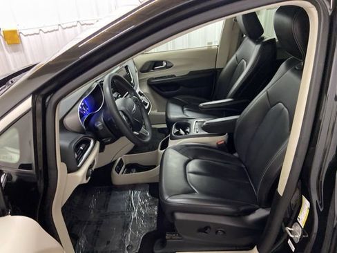 Used 2023 Chrysler Pacifica Touring-L FWD image 31