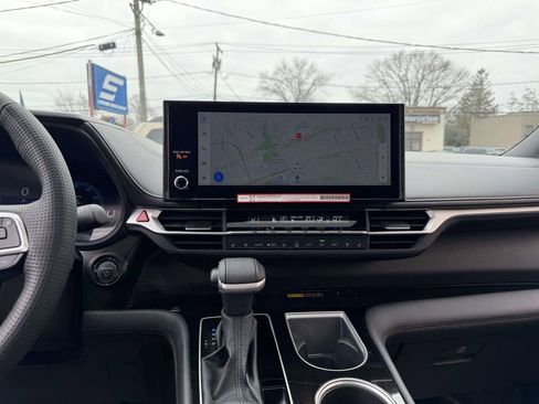 Used 2025 Toyota Sienna Platinum image 19