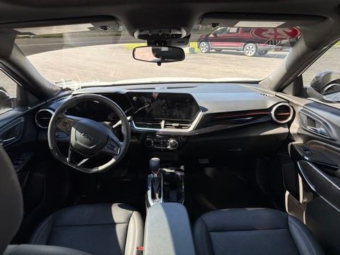 Used 2025 Chevrolet Trax RS w/ Sunroof Package FWD image 19