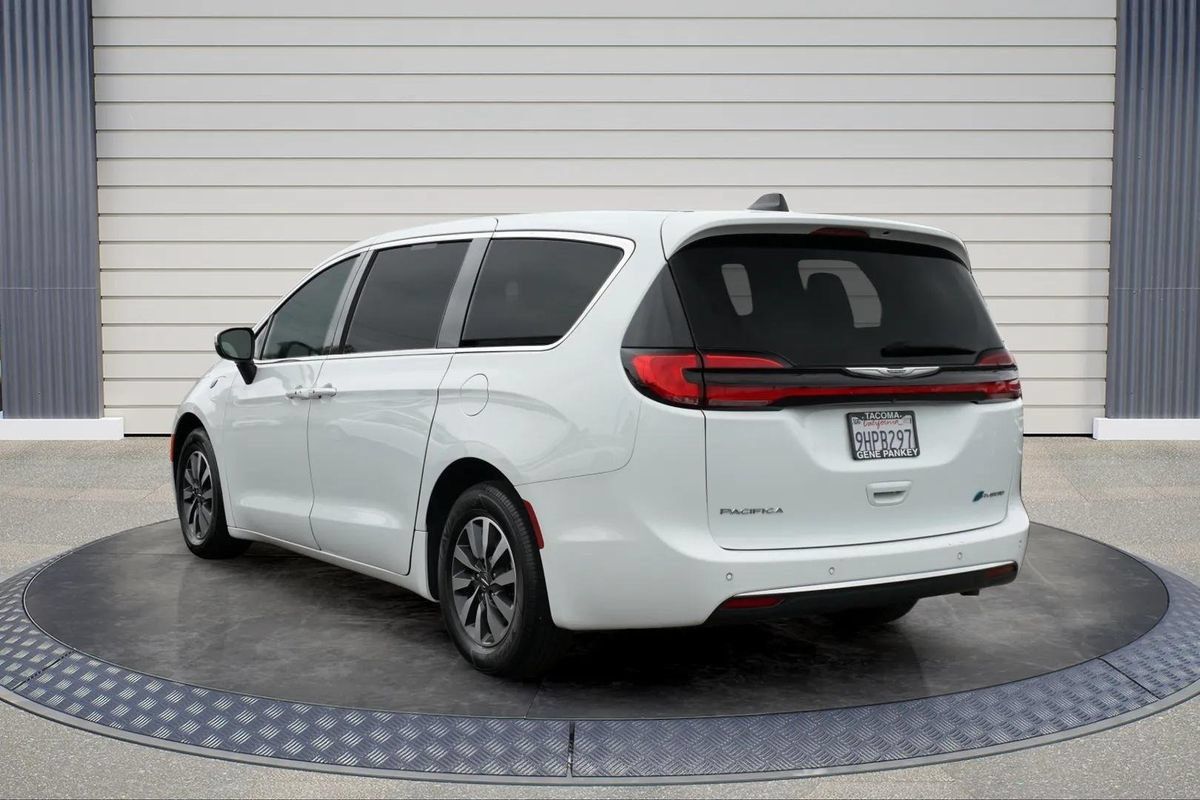 Used 2023 Chrysler Pacifica Touring-L FWD image 5