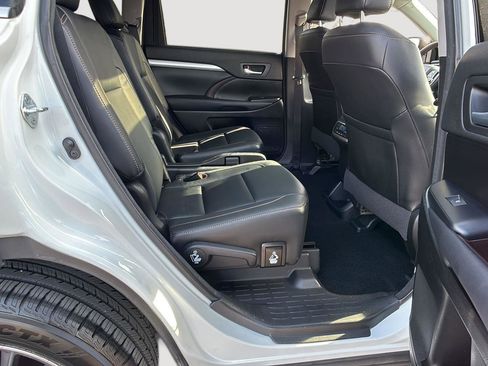 Used 2017 Toyota Highlander XLE image 12