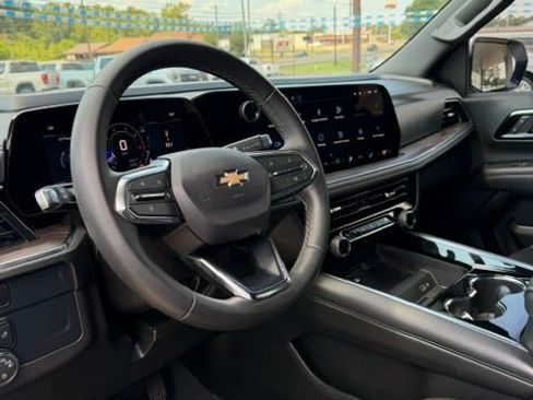 Used 2025 Chevrolet Suburban LT RWD image 9