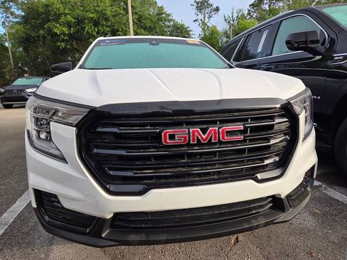 Used 2023 GMC Terrain SLE w/ Driver Convenience Package FWD image 2