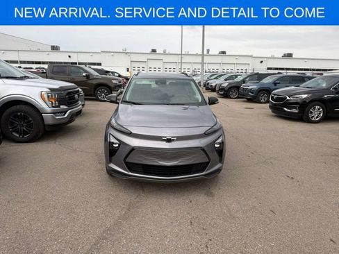 Used 2023 Chevrolet Bolt EUV LT w/ Comfort Package FWD image 3