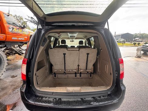 Used 2014 Chrysler Town & Country Touring-L w/ Driver Convenience Group image 22