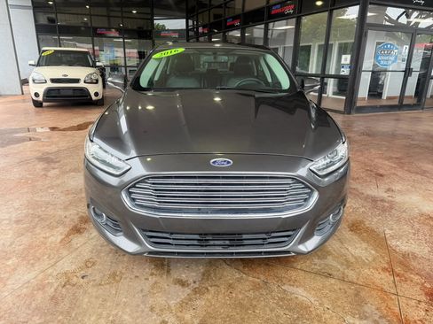Used 2016 Ford Fusion SE w/ Equipment Group 202A FWD image 2