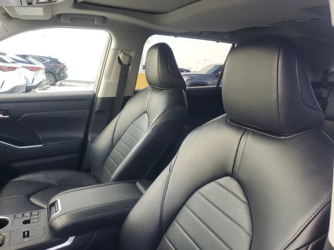 Used 2023 Toyota Highlander XLE FWD image 19