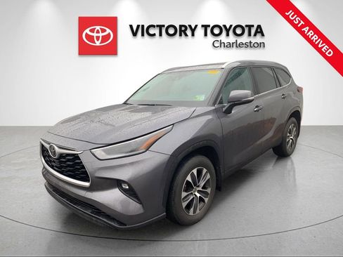 Used 2021 Toyota Highlander XLE image 1
