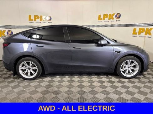 Used 2023 Tesla Model Y Long Range AWD/4WD image 2
