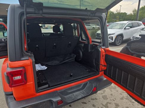Used 2019 Jeep Wrangler Unlimited Sahara AWD/4WD image 11