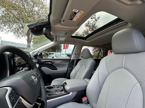 Used 2026 Toyota Highlander Limited image 12