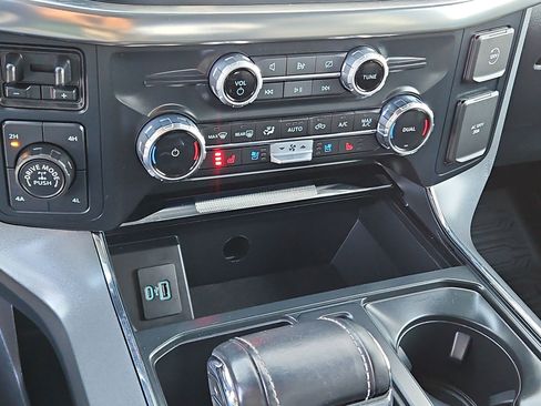 Used 2023 Ford F150 Lariat w/ Trailer Tow Package image 27