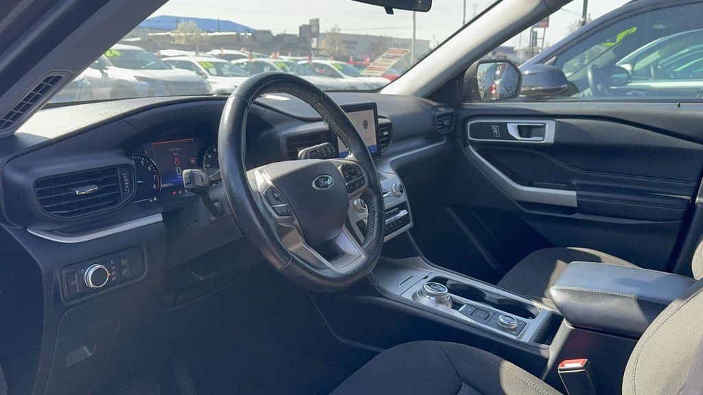 Used 2022 Ford Explorer XLT AWD/4WD image 29