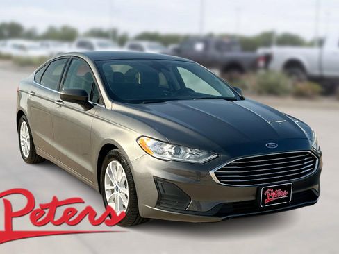 Used 2020 Ford Fusion SE image 1