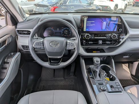 Certified 2025 Toyota Highlander Platinum AWD/4WD image 30