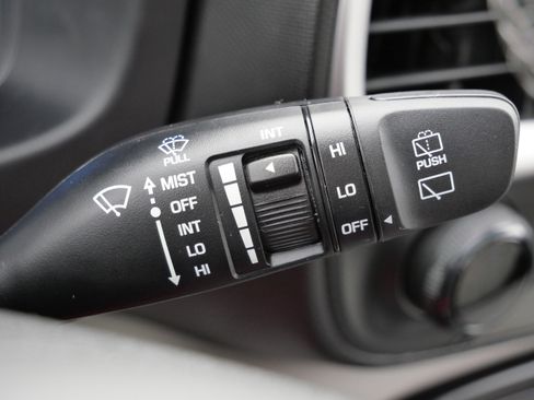 Certified 2025 Hyundai Venue SEL image 33