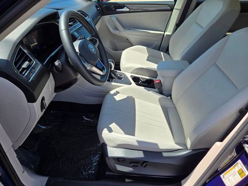 Certified 2023 Volkswagen Tiguan SE w/ Panoramic Sunroof Package FWD image 8