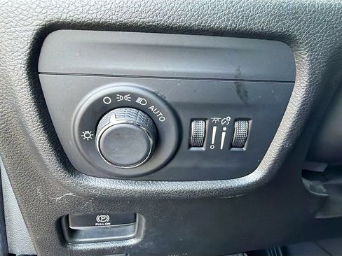 Used 2023 Jeep Grand Cherokee Laredo RWD image 34