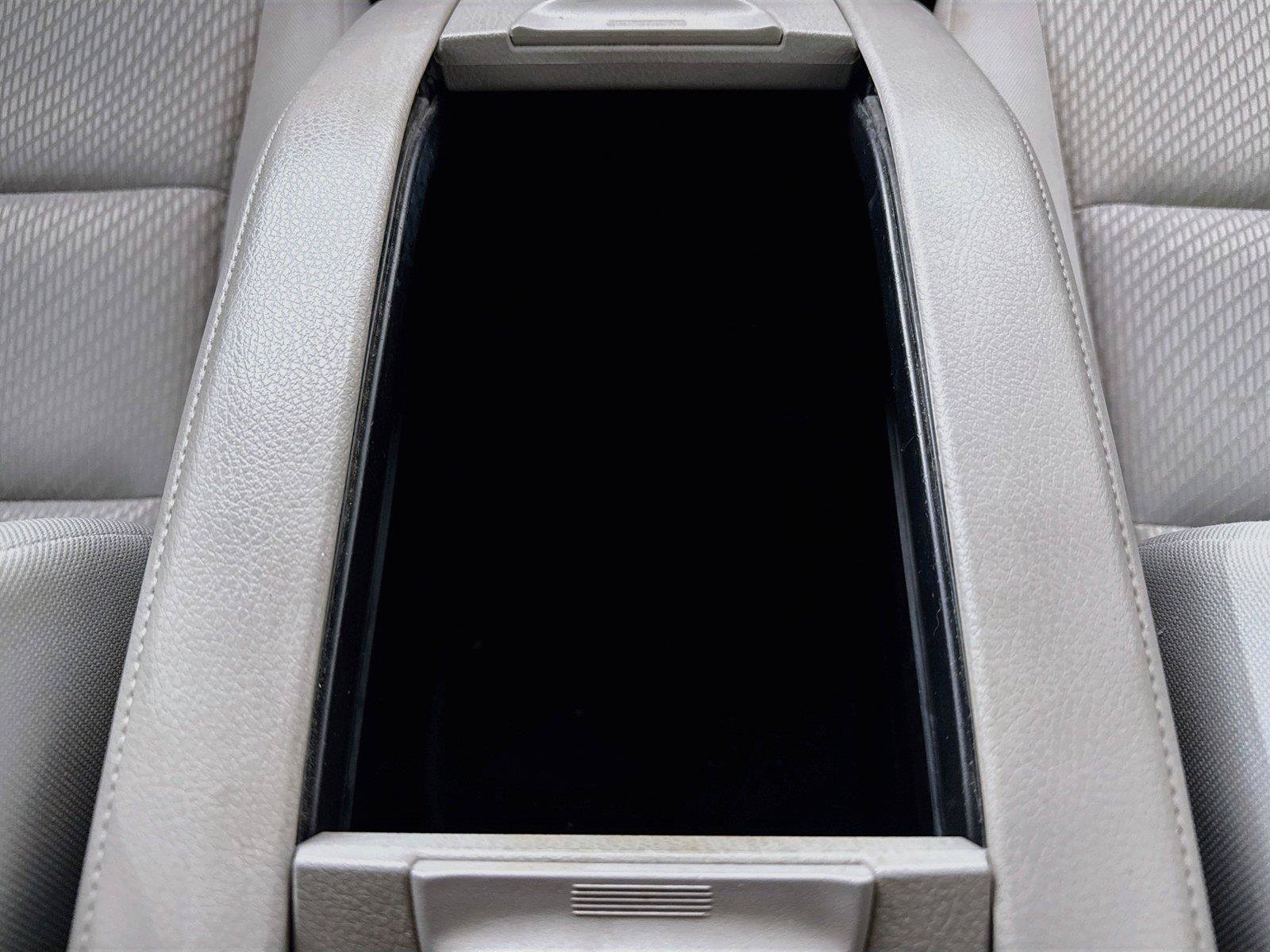 Used 2016 Toyota Highlander LE AWD/4WD image 29
