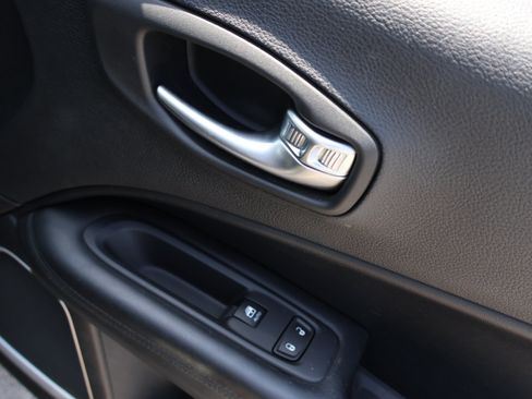 Used 2018 Jeep Compass Latitude FWD image 11