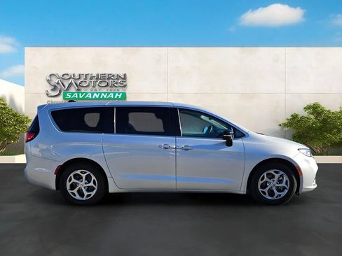 Used 2024 Chrysler Pacifica Limited FWD image 6