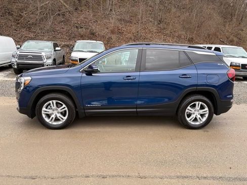Used 2023 GMC Terrain SLE w/ Driver Convenience Package image 2