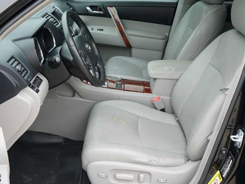 Used 2013 Toyota Highlander Limited FWD image 9
