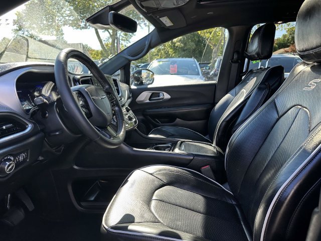 Certified 2025 Chrysler Pacifica Limited FWD image 9