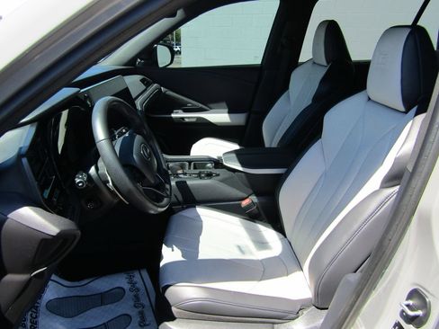 Used 2025 Lexus TX 500h AWD w/ Technology Package image 12