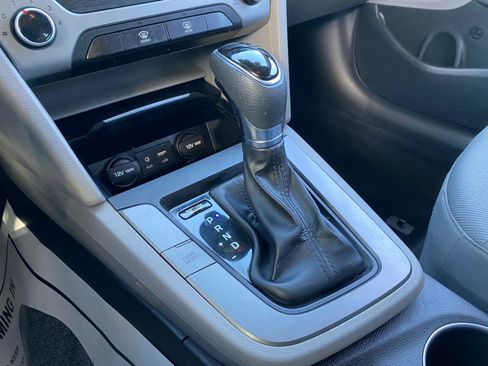 Used 2017 Hyundai Elantra SE image 58