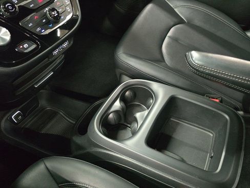 Used 2025 Chrysler Pacifica Select FWD image 24