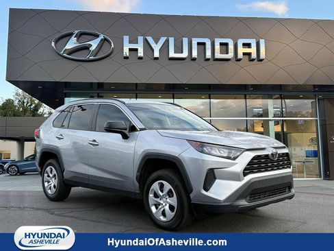 Used 2021 Toyota RAV4 LE image 1