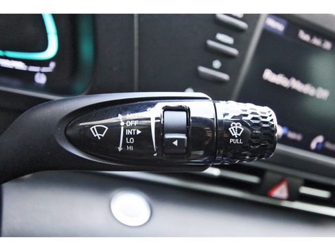 Used 2025 Hyundai Elantra Hybrid FWD image 18