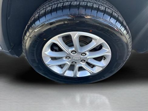 Used 2021 Jeep Grand Cherokee Laredo AWD/4WD image 15