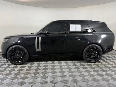 Used 2025 Land Rover Range Rover SE AWD/4WD image 3