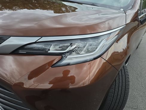 Used 2021 Toyota Sienna Limited image 34