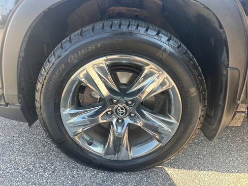 Used 2018 Toyota Highlander Limited Platinum w/ Carpet Mat Package (TMS) AWD/4WD image 40