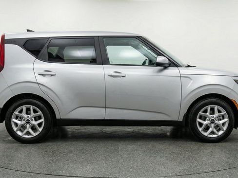Used 2025 Kia Soul LX w/ LX Technology Package FWD image 11