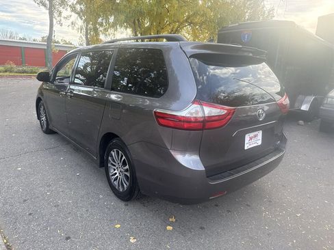 Used 2018 Toyota Sienna XLE Premium image 3