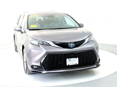 Certified 2024 Toyota Sienna XLE image 8