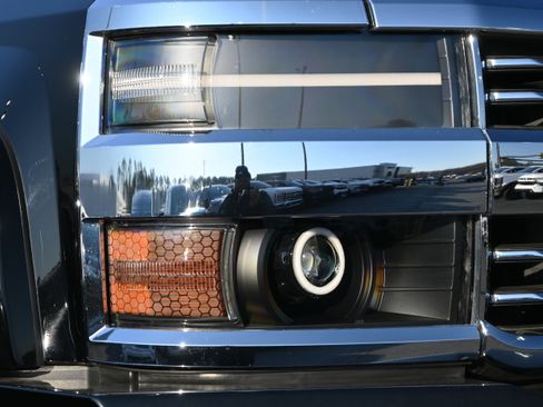 Used 2017 Chevrolet Silverado 2500 High Country w/ Duramax Plus Package image 12