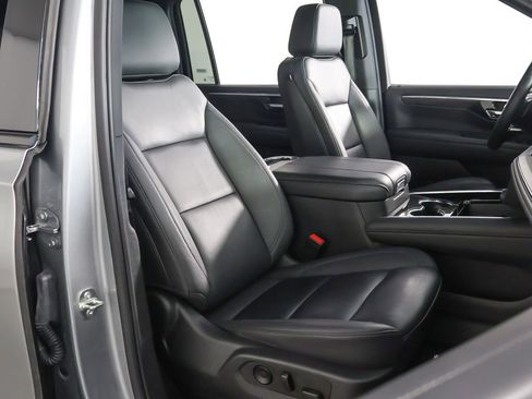 Used 2025 Chevrolet Suburban Z71 AWD/4WD image 32